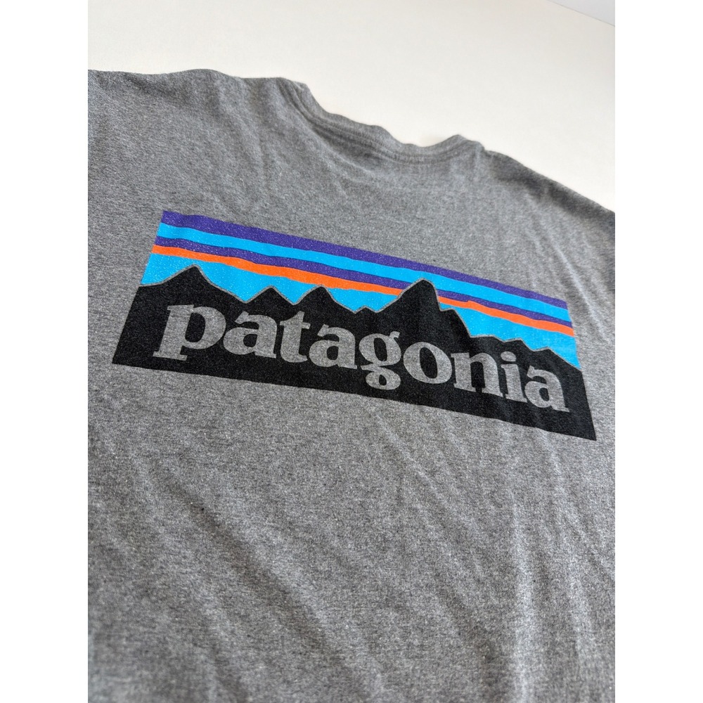 Patagonia Mens Responsibili-Tee Logo Gray Graphic T-Shirt Medium Regular Fit